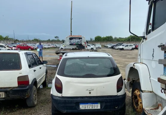 Veículo com placas de Itamaraju é abandonado na BR 101, em Nova Viçosa. PRF solicitou remoção