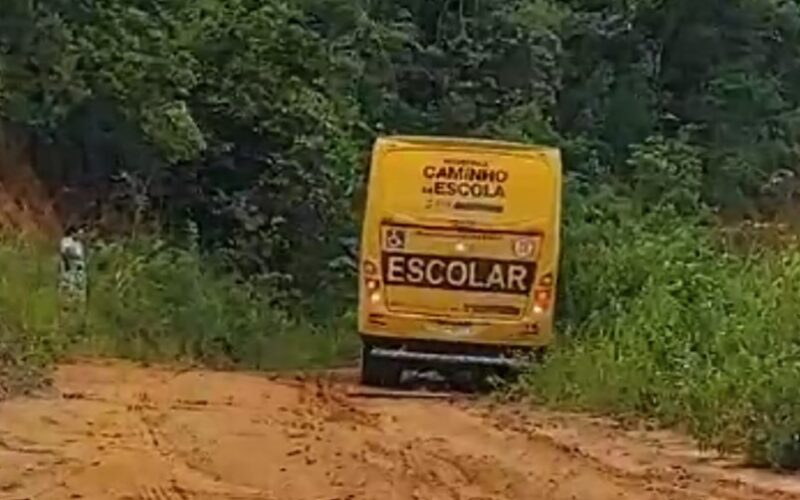 Ônibus Escolar atola e impede cidadãos de fazerem prova do concurso público de Vereda. Veja vídeo