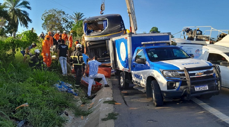 Tragédia na BR-101: Acidente com ônibus deixa pelo menos 08 mortos e vários feridos em Teixeira de Freitas