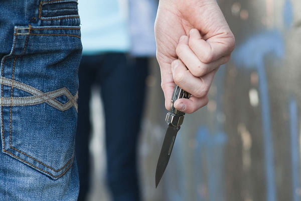 Aluno de 11 anos vai à escola armado com faca para tentar matar colega durante aula