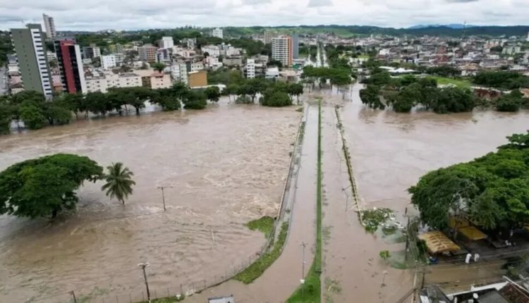 Deslizamento de encostas, hospital inundado e casas de famílias ribeirinhas alagadas: forte chuva causa estragos no Sul da Bahia