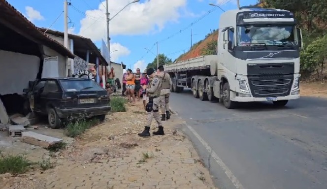 Motorista perde controle de veículo na BA-290 e atinge casa no perímetro urbano de Medeiros Neto