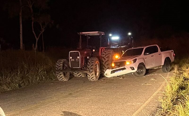 Vídeo: Trator com arado provoca acidente automobilístico na BA-290