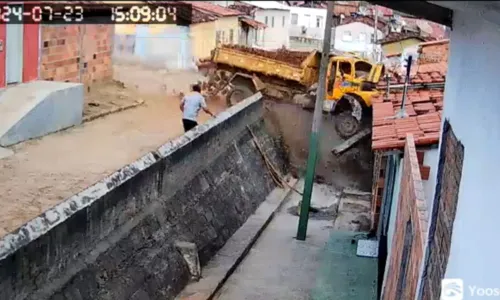 Caçamba desgovernada destrói casas em cidade do sudoeste da Bahia. Veja vídeo.