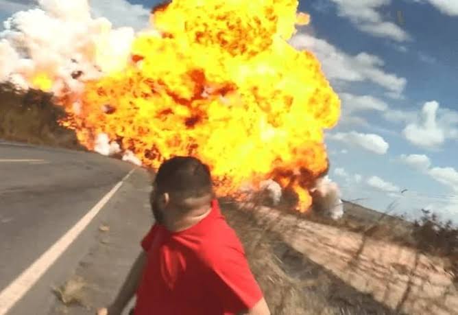 Vídeo: caminhão-tanque explode e deixa ao menos três pessoas feridas