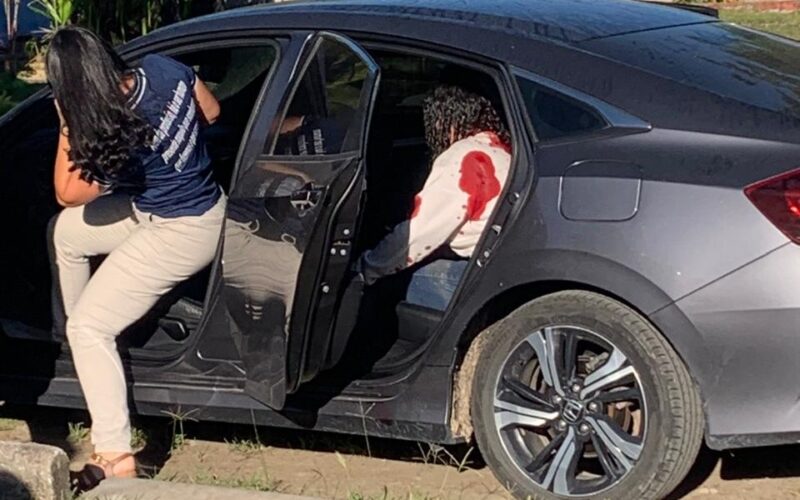 Estudante de Itabela leva 8 facadas na rua em frente escola. Agressora não foi apreendida.